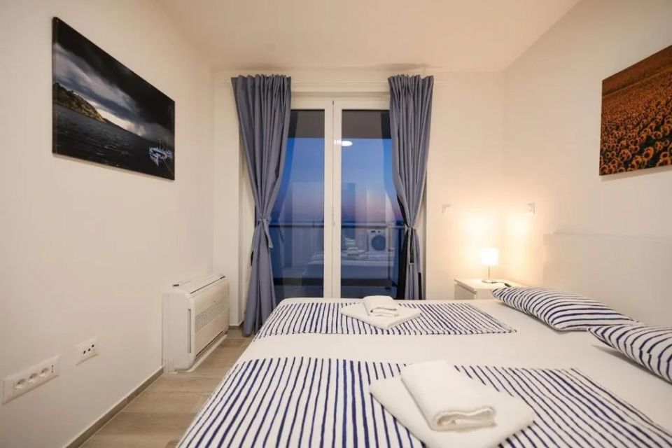 original_1769380885_villa-miri-privlaka-villa-miri-r1-bedroom-blankets-view-window-night.jpg