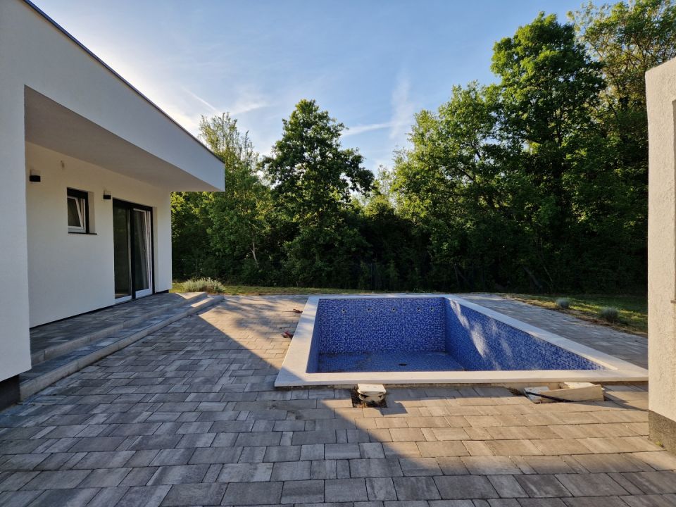 original_1777306448_istra-krsan-moderna-prizemnica-s-bazenom-na-prostranoj-okucnici-35.jpg