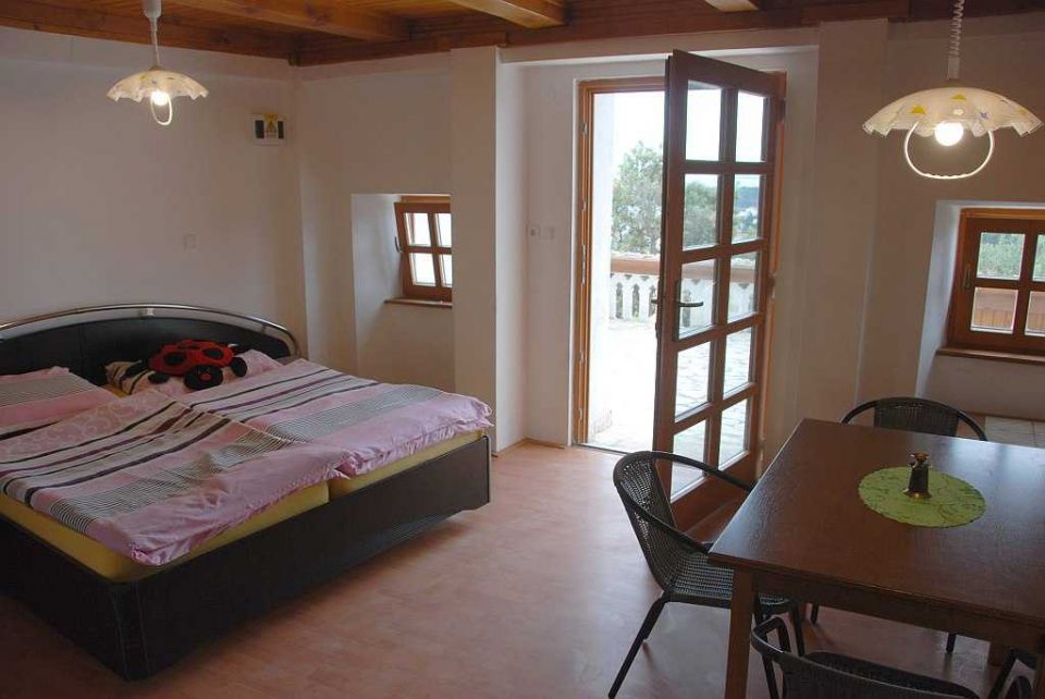 1775371532-web-ap-2-loznice-s-dvouposteli-a-vyhledem-na-terasu.jpg
